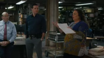 Citron Bohemian Mixed Art Exclusive Heavier Fabric Tee porté par Colleen Hatteras (Rebecca Field) comme on le voit dans Ballard (S01E09)