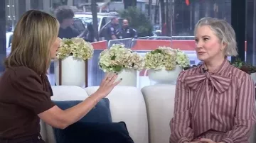 Blouse Tuckernuck Brianna Bow portée par Clea Shearer comme on le voit dans Today le 23 septembre 2025