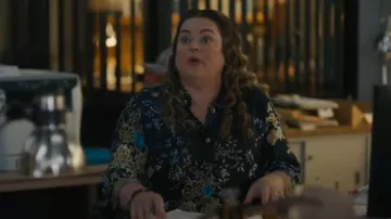 Citron Queenly Radiant Charm en chemisier en soie vintage porté par Colleen Hatteras (Rebecca Field) comme on le voit dans Ballard (S01E09)