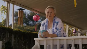 Johnny Was Tarra Kimono usado por Tutu (Amy Hill) como se ve en Ballard (S01E10)