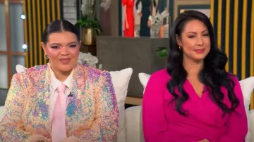 Blazer iridiscente con ribete de plumas de lentejuelas premium Nasty Gal usado por Tiffany Baira como se ve en el desfile de Tamron Hall el 23 de septiembre de 2025
