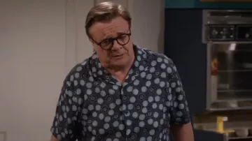 Camisa Orlebar Brown Hibbert Daisy usada por Bunny Schneiderman (Nathan Lane) como se ve en Mid-Century Modern (S01E01)