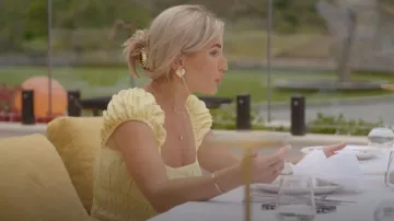 Asos Design Robe midi à manches courtes à col carré avec taille canal cintrée en jaune beurre portée par Billie Faiers comme on le voit dans Sam & Billie : Sister Act (S01E06)