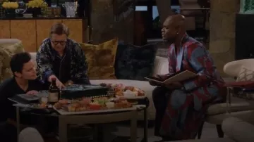 Nuevo y Vestido de Pavo Real Fucsia y Turquesa de Lingwood usado por Arthur Broussard (Nathan Lee Graham) como se ve en Mid-Century Modern (S01E01)