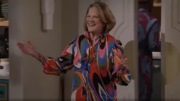 Chemise en coton à imprimé onde Pucci portée par Sybil Schneiderman (Linda Lavin) comme on le voit dans Mid-Century Modern (S01E01)