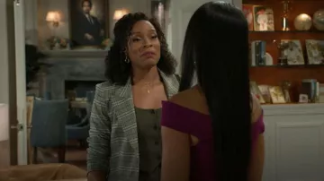 Chaleco Wilfred at Aritzia Rocco en Dark Olive usado por (Arielle Prepetit) como se ve en Beyond the Gates (S01E125)