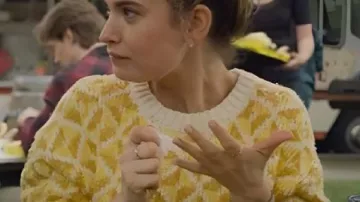 Suéter de ganchillo amarillo de Lily James deslizado usado por Whitney (Lily James) en Swiped