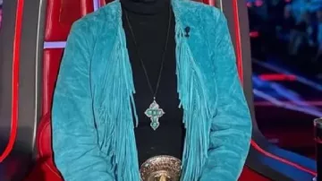 Chaqueta azul con flecos usada por Reba McEntire en The Voice S28