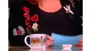 Blazer floral noir porté par Self - Co-Host (Joy Behar) comme on le voit dans The View (S28)