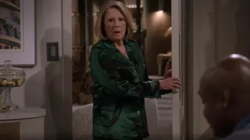 Pijama de pantera verde Olivia Von Halle Lila Poiret en satén de seda usado por Sybil Schneiderman (Linda Lavin) como se ve en Mid-Century Modern (S01E02)