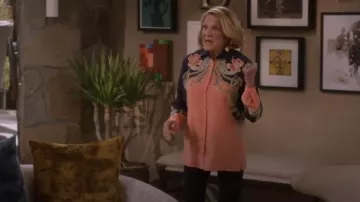 Chemise en soie imprimée Etro portée par Sybil Schneiderman (Linda Lavin) comme on le voit dans Mid-Century Modern (S01E03)