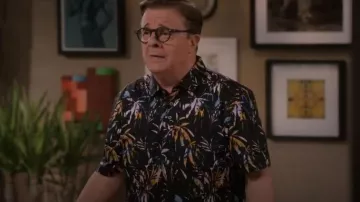 Polo en coton Pima à imprimé feuille numérique Bugatchi Hendrix porté par Bunny Schneiderman (Nathan Lane) comme on le voit dans Mid-Century Modern (S01E03)