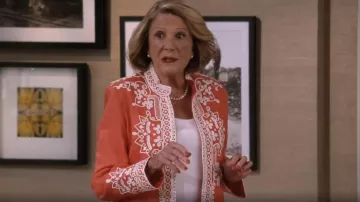 Bella Tu Ceci Veste en lin brodé corail portée par Sybil Schneiderman (Linda Lavin) comme on le voit dans Mid-Century Modern (S01E04)