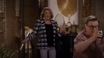 Blazer Akris Punto Rhombus Jacquard porté par Sybil Schneiderman (Linda Lavin) tel qu’on le voit dans Mid-Century Modern (S01E05)