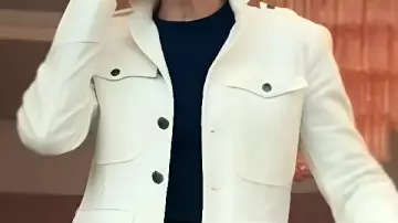 Chaqueta blanca usada por Laura (Robin Wright) en The Girlfriend (S01)