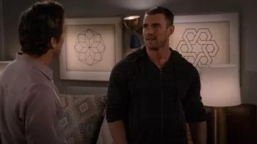 James Perse Sweat à capuche vintage en French Terry Zip Up porté par Mason (Zane Phillips) comme on le voit dans Mid-Century Modern (S01E05)