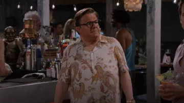 Chemise de camp imprimée de la Toussaint portée par Bunny Schneiderman (Nathan Lane) comme on le voit dans Mid-Century Modern (S01E05)