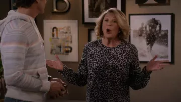 ID Idéologie Tunique de confort à imprimé animal portée par Sybil Schneiderman (Linda Lavin) telle qu’on la voit dans Mid-Century Modern (S01E05)