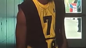 Camiseta amarilla sin mangas usada por (Tyriq Withers) en él