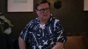 Onia Print Camp Collar porté par Bunny Schneiderman (Nathan Lane) comme on le voit dans Mid-Century Modern (S01E07)