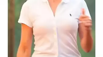 Polo blanco usado por Laura (Robin Wright) en The Girlfriend