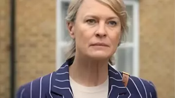 Robin Wright The Girlfriend 2025 Blazer a rayas usado por Laura (Robin Wright) como se ve en The Girlfriend (S01E01)