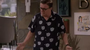 NN07 Leo 5736 Chemise de camp portée par Bunny Schneiderman (Nathan Lane) comme on le voit dans Mid-Century Modern (S01E07)