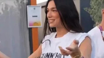 Dua Lipa Sunny Hill Festival 2025 Top blanco en el video musical Dua Lipa & Dukagjin Lipa - Era (LIVE) në Sunny Hill Festival