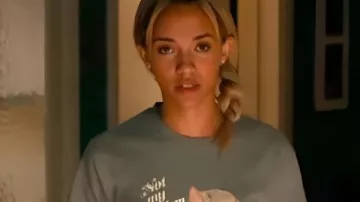 Amirah J High Potential S02 Cat Tee porté par Ava (Amirah J) comme on le voit dans High Potential (S02E01)