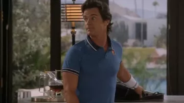 Polo de tenis Nike Heritage usado por Jerry Frank (Matt Bomer) como se ve en Mid-Century Modern (S01E08)