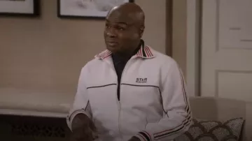 Chaqueta de chándal con logo y cremallera frontal Golden Goose Star usada por Arthur Broussard (Nathan Lee Graham) como se ve en Mid-Century Modern (S01E08)