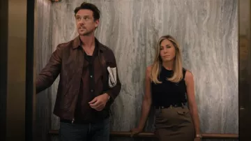 Blouson en cuir d’aviateur de marque porte-bonheur porté par Brodie (Boyd Holbrook) comme on le voit dans The Morning Show (S04E02)