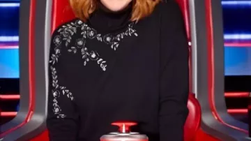 Suéter floral negro usado por Reba McEntire en The Voice