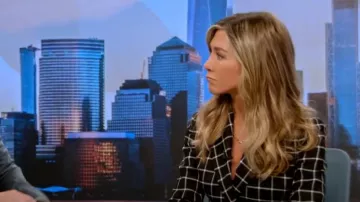 Chaqueta de cuadros Dior usada por Alex Levy (Jennifer Aniston) como se ve en The Morning Show (S04E02)