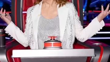 Blazer de lentejuelas blancas usado por Reba McEntire en The Voice