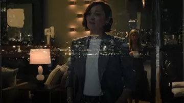 Blazer croisé à fines rayures Brunello Cucinelli porté par Céline Dumont (Marion Cotillard) vu dans The Morning Show (S04E02)