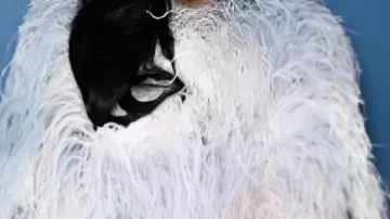 Abrigo usado por Cardi B en The Tonight Show Starring Jimmy Fallon