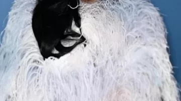 Abrigo usado por Cardi B en The Tonight Show Starring Jimmy Fallon