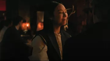 Gilet Sacai Grain de Poudre et Shell garni de toile porté par Stella Bak (Greta Lee) comme on le voit dans The Morning Show (S04E02)