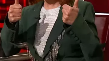 Blazer verde con flecos adornados usado por Reba McEntire en The Voice