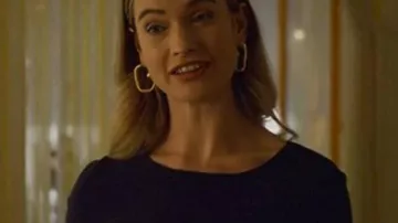 Top a rayas blancas y negras deslizado usado por Whitney (Lily James) como se ve en Swiped