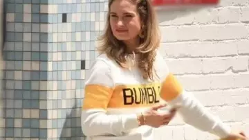 Sweat-shirt blanc et jaune balayé porté par Whitney (Lily James) comme on le voit dans Swiped