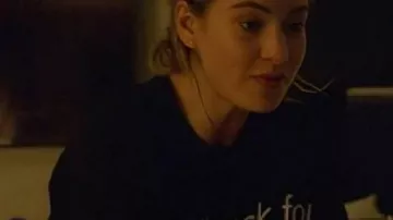 Swiped "no pidas mi número, encuéntrame en Tinder" Camiseta negra usada por Whitney (Lily James) como se ve en Swiped