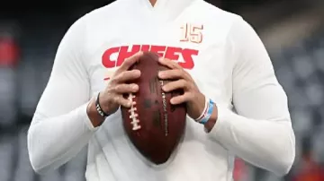 Sudadera con capucha blanca usada por Patrick Mahomes II en Kansas City Chiefs vs New York Giants Resumen del juego | Semana 3 de la temporada 2025 de la NFL