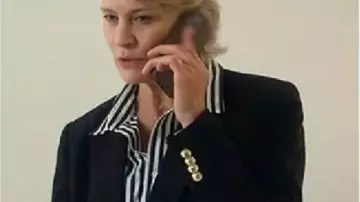 Blazer cruzado azul marino de The Girlfriend usado por Laura (Robin Wright) como se ve en The Girlfriend (S01E06)