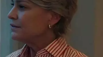 La camisa de rayas rojas de la novia usada por Laura (Robin Wright) como se ve en La novia (S01E05)