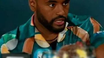 Beyond the Gates Billiard Ball Print Shirt porté par (Andre Richardson) comme on le voit dans Beyond the Gates (S01E42)