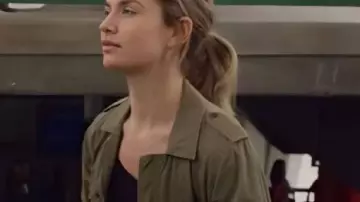 Veste vert olive balayée portée par Whitney (Lily James) comme on le voit dans Swiped