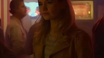 Chaqueta de gamuza marrón Swiped usada por Whitney (Lily James) como se ve en Swiped