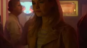 Veste en daim marron balayée portée par Whitney (Lily James) comme on le voit dans Swiped